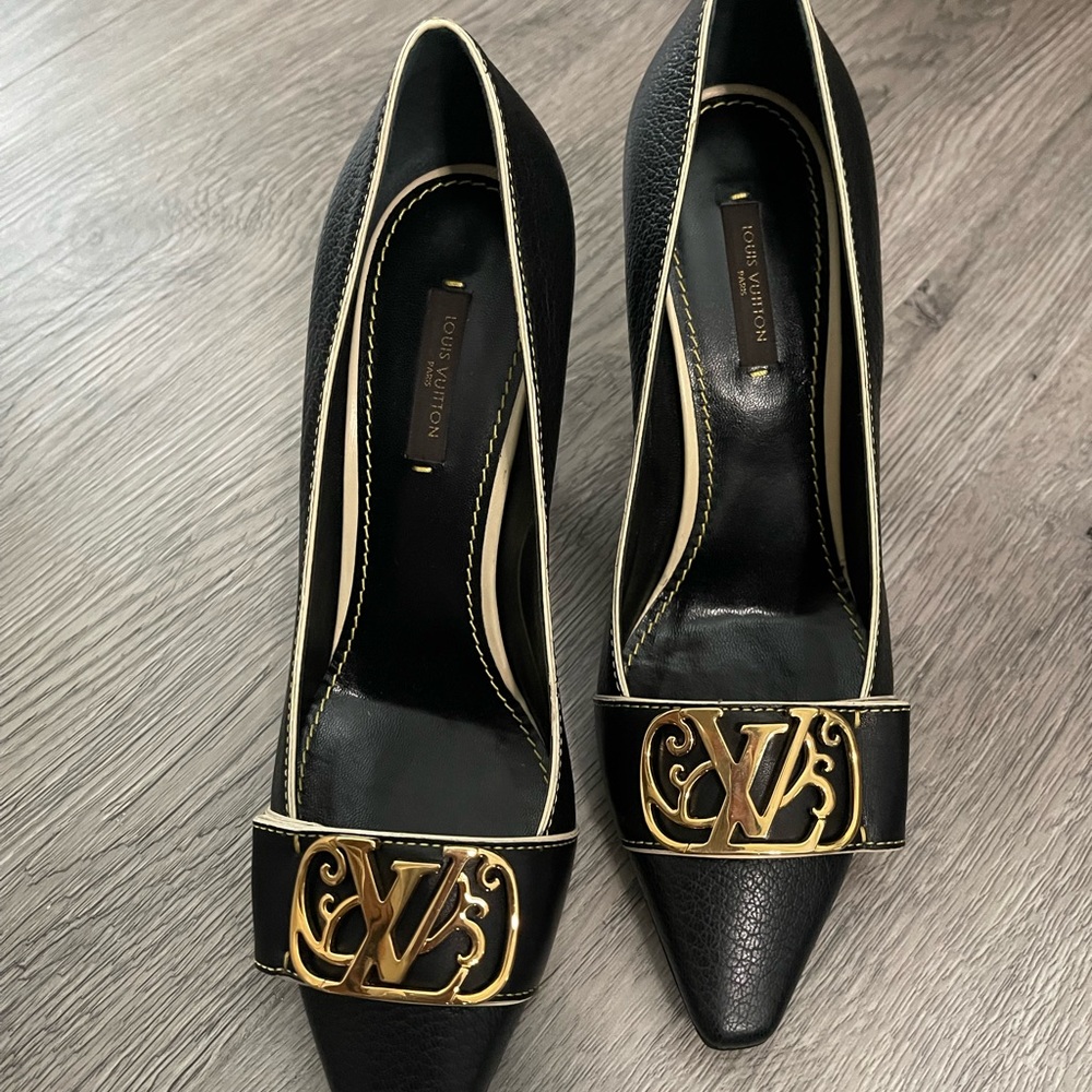 Louis Vuitton Suhali Leather Pump